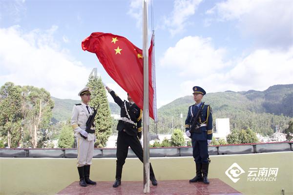 液体黄金鞋!高校向师生免费发放4万双跑鞋 一双1299元